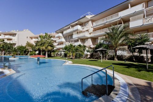Nou Fontana La Marina Bel appartement avec piscine commune à Javea, Costa Blanca, Espagne, pour 4 personnes. L'appartement est situé dans un quartier résidentiel proche de la plage, à proximité de restaurants et bars, de magasins et supermarchés, et à 200 m de la plage de l'Arenal....