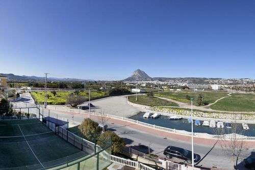 Nou Fontana La Marina Bel appartement avec piscine commune à Javea, Costa Blanca, Espagne, pour 4 personnes. L'appartement est situé dans un quartier résidentiel proche de la plage, à proximité de restaurants et bars, de magasins et supermarchés, et à 200 m de la plage de l'Arenal....
