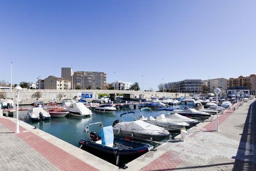 Nou Fontana La Marina Encantapiso con piscina comunitaria en Jávea, Costa Blanca, España, para 4 personas. El apartamento está situado en una zona residencial de playa, cerca de restaurantes y bares, tiendas y supermercados, y a 200 m de la playa del Arenal....