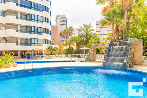 Turquesa Beach 39C - Grupo Turis Appartement confortable avec piscine commune à Calpe, Costa Blanca, Espagne, pour 4 personnes. L'appartement est situé à proximité de restaurants et bars, de magasins et supermarchés, et se trouve à 25 m de la plage de Playa de Levante....