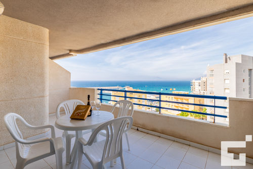Turquesa Beach 39C Appartamento confortevole con piscina comune a Calpe, Costa Blanca, Spagna, per 4 persone. L'appartamento si trova vicino a ristoranti e bar, negozi e supermercati, a soli 25 metri dalla spiaggia di Playa de Levante....