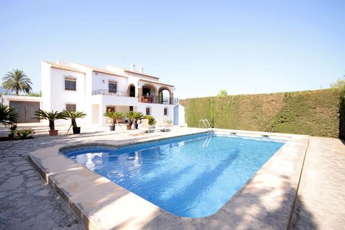 Ximo Villa classique et confortable à Jávea, Costa Blanca, Espagne, avec piscine privée pour 6 personnes. La maison est située dans une zone côtière et résidentielle, à proximité des restaurants et bars, et à 4 km de la plage de La Grava....