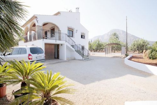 Ximo Villa classique et confortable à Jávea, Costa Blanca, Espagne avec piscine privée pour 6 personnes. La maison est située dans une zone côtière et résidentielle, à proximité de restaurants et de bars et à 4 km de la plage de La Grava....