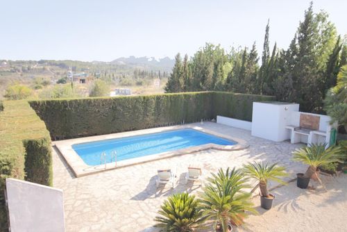 Ximo Villa clásica y cómoda en Xàbia, Costa Blanca, España con piscina privada para 6 personas. La casa está situada en una zona costera y residencial, cerca de restaurantes y bares y a 4 km de la playa de La Grava....