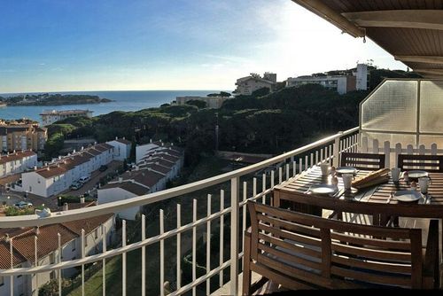 Caleta del Sol Appartement avec piscine commune à Saint Feliu de Guíxols, Catalogne, Espagne pour 4 personnes. L'appartement est situé dans un quartier côtier et résidentiel, à seulement 200 m de la plage de Sant Pol....