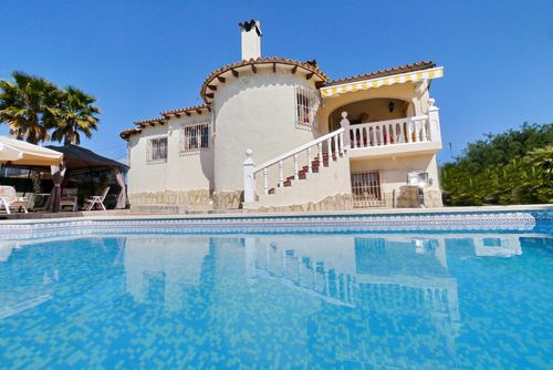 Salinas Amplia y cómoda villa con piscina privada en Calpe, Costa Blanca, España, para 6 personas. La casa está situada en una zona residencial de playa, cerca de restaurantes y bares, tiendas, supermercados y una cancha de tenis, a 1 km de la playa Arenal-Bol, a 10 km de Moraira, Benissa y a 0....