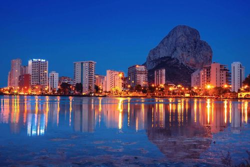 Salinas Large and comfortable villa with private pool in Calpe, Costa Blanca, Spain for 6 persons. The house is situated in a residential beach area, close to restaurants and bars, shops, supermarkets and a tennis court, 1 km from Arenal-Bol beach, 10 km from Moraira, Benissa and 0....