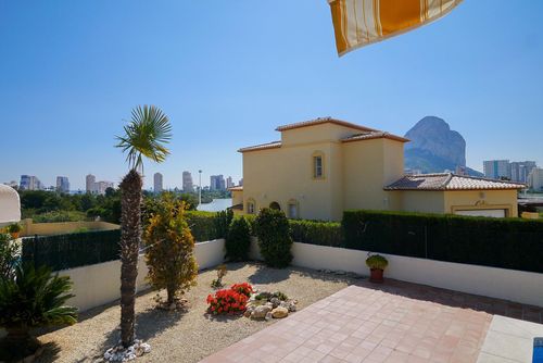 Salinas Grote en comfortabele villa met privézwembad in Calpe, Costa Blanca, Spanje voor 6 personen. Het huis is gelegen in een residentieel strandgebied, dicht bij restaurants en bars, winkels, supermarkten en een tennisbaan, op 1 km van het Arenal-Bol strand, 10 km van Moraira, Benissa en 0,05 km van Las Salinas....