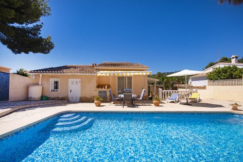 Pinada Maravillosa y cómoda villa con piscina privada en Benissa, Costa Blanca, España, para 4 personas. La casa está situada en una zona residencial cerca de la playa, a 3 km de la playa La Fustera y a 5 km de Calpe....