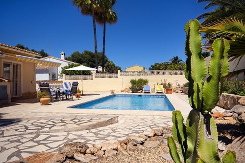 Pinada Magnifique et confortable villa avec piscine privée à Benissa, Costa Blanca, Espagne pour 4 personnes. La maison est située dans une zone résidentielle proche de la plage, à 3 km de la plage de La Fustera et à 5 km de Calpe....