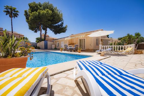 Pinada Geweldige en comfortabele villa met privézwembad in Benissa, Costa Blanca, Spanje voor 4 personen. Het huis is gelegen in een residentieel strandgebied, op 3 km van het La Fustera-strand en 5 km van Calpe....