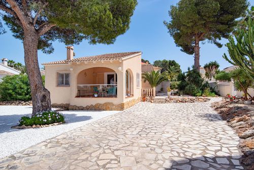 Pinada Geweldige en comfortabele villa in Benissa, Costa Blanca, Spanje met privézwembad voor 4 personen. Het huis is gelegen in een residentieel strandgebied, op 3 km van het La Fustera-strand en op 5 km van Calpe....