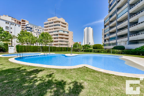 Apolo XVIII 59 Bequemes Apartment mit Gemeinschaftspool in Calpe, Costa Blanca, Spanien für 4 Personen. Das Apartment befindet sich in der Nähe von Restaurants und Bars, Geschäften und Supermärkten und ist nur 50 m vom Strand Cantal Roig entfernt....