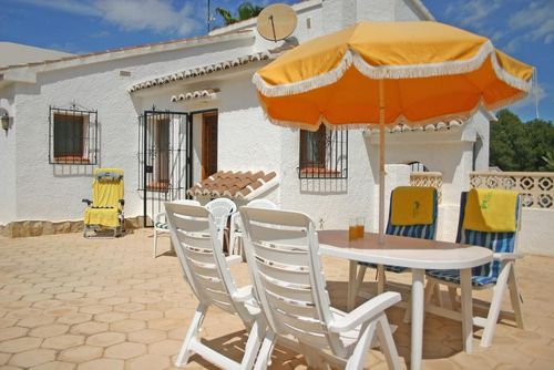 Pauline LT Magnifique et classique villa avec piscine commune à Moraira, Costa Blanca, Espagne, pour 6 personnes. La maison est située dans un quartier résidentiel et se trouve à 1 km de la plage de Las Rocas....