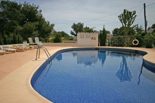 Pauline LT Magnifique et classique villa avec piscine commune à Moraira, Costa Blanca, Espagne, pour 6 personnes. La maison est située dans un quartier résidentiel et se trouve à 1 km de la plage de Las Rocas....