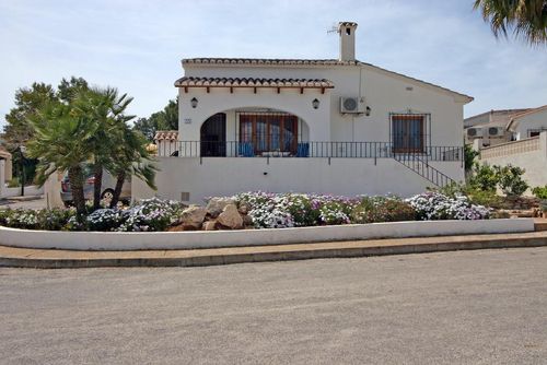 Pauline LT Magnifique et classique villa avec piscine commune à Moraira, Costa Blanca, Espagne, pour 6 personnes. La maison est située dans un quartier résidentiel et se trouve à 1 km de la plage de Las Rocas....