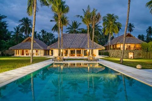 Sepoi Sepoi 4BR Underbar och lyxig villa i Norra Lombok, Lombok, Indonesien, med en privat pool för 8 personer. Villan är belägen i ett lantligt strandområde, nära en golfbana, 25 meter från Sari Beach och 0,025 kilometer från Lombok Street....