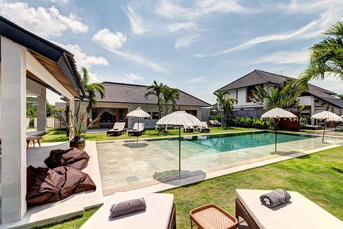 Iluh Hermosa y lujosa villa con piscina privada en Seminyak, Bali, Indonesia, para 12 personas. La villa está situada en una zona residencial cerca de la playa, a poca distancia de restaurantes y bares, tiendas y supermercados, y a 1 km de la playa de Seminyak....