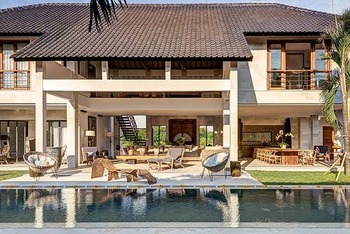 Kadek Schöne und luxuriöse Villa mit privatem Pool in Seminyak, Bali, Indonesien für 10 Personen. Die Villa befindet sich in einem Wohnstrandgebiet und ist 1 km vom Strand von Seminyak entfernt....