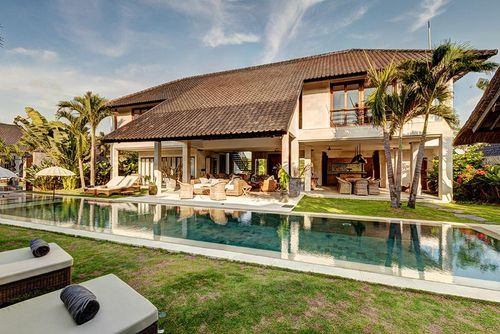Kadek Schöne und luxuriöse Villa mit privatem Pool in Seminyak, Bali, Indonesien für 10 Personen. Die Villa befindet sich in einem Wohnstrandgebiet und ist 1 km vom Strand von Seminyak entfernt....