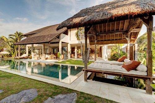 Kadek Schöne und luxuriöse Villa mit privatem Pool in Seminyak, Bali, Indonesien für 10 Personen. Die Villa befindet sich in einem Wohnstrandgebiet und ist 1 km vom Strand von Seminyak entfernt....