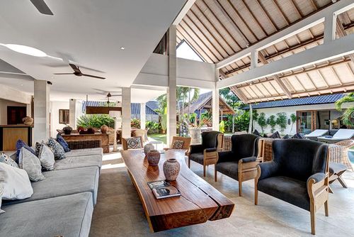 Kadek Schöne und luxuriöse Villa mit privatem Pool in Seminyak, Bali, Indonesien für 10 Personen. Die Villa befindet sich in einem Wohnstrandgebiet und ist 1 km vom Strand von Seminyak entfernt....