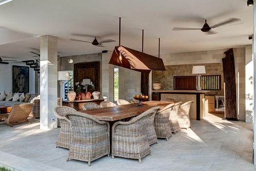 Kadek Charmante et luxueuse villa avec piscine privée à Seminyak, Bali, Indonésie, pouvant accueillir 10 personnes. La villa est située dans un quartier résidentiel proche de la plage et se trouve à 1 km de la plage de Seminyak....