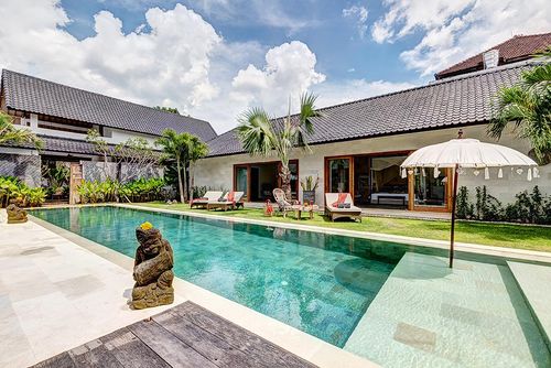 Nyoman Schöne und luxuriöse Villa mit privatem Pool in Seminyak, Bali, Indonesien für 10 Personen. Die Villa befindet sich in einem Wohngebiet am Strand, in der Nähe von Restaurants und Bars, Geschäften und Supermärkten, und 1 km vom Strand Seminyak entfernt....