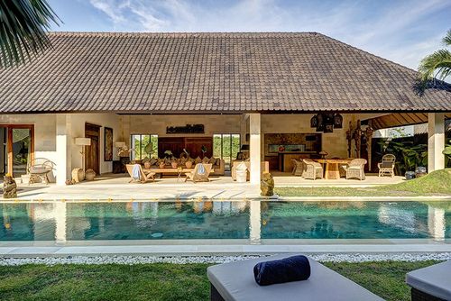 Nyoman Smuk og luksuriøs villa med privat pool i Seminyak, Bali, Indonesien til 10 personer. Villaen er beliggende i et boligområde tæt på strand, restauranter og barer, butikker og supermarkeder, og 1 km fra Seminyak strand....