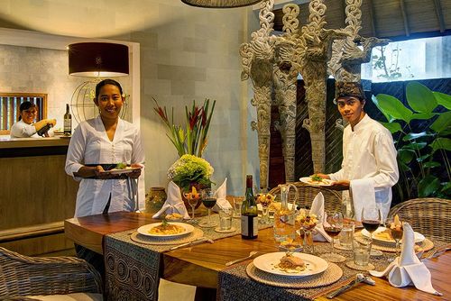 Nyoman Hermosa y lujosa villa con piscina privada en Seminyak, Bali, Indonesia, para 10 personas. La villa está situada en una zona residencial cercana a la playa, cerca de restaurantes y bares, tiendas y supermercados, y a 1 km de la playa de Seminyak....