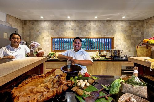 Nyoman Hermosa y lujosa villa con piscina privada en Seminyak, Bali, Indonesia, para 10 personas. La villa está situada en una zona residencial cercana a la playa, cerca de restaurantes y bares, tiendas y supermercados, y a 1 km de la playa de Seminyak....