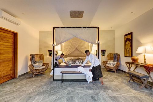 Nyoman Hermosa y lujosa villa con piscina privada en Seminyak, Bali, Indonesia, para 10 personas. La villa está situada en una zona residencial cercana a la playa, cerca de restaurantes y bares, tiendas y supermercados, y a 1 km de la playa de Seminyak....