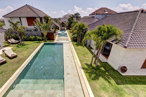 Abaca Complex Magnifique et luxueuse villa avec piscine privée à Seminyak, Bali, Indonésie, pouvant accueillir jusqu'à 32 personnes. La villa est située dans un quartier résidentiel en bord de mer, à proximité des restaurants, bars, boutiques et supermarchés, et à 1 km de la plage de Seminyak....