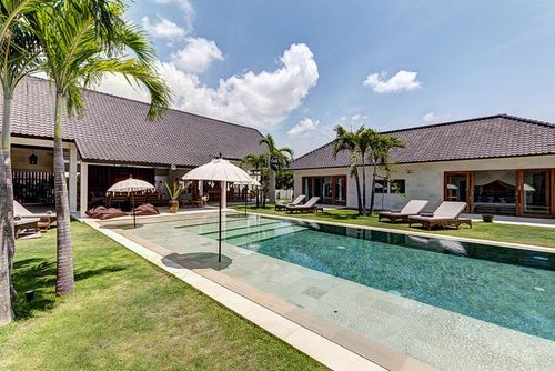 Abaca Complex Magnifique et luxueuse villa avec piscine privée à Seminyak, Bali, Indonésie, pouvant accueillir jusqu'à 32 personnes. La villa est située dans un quartier résidentiel en bord de mer, à proximité des restaurants, bars, boutiques et supermarchés, et à 1 km de la plage de Seminyak....