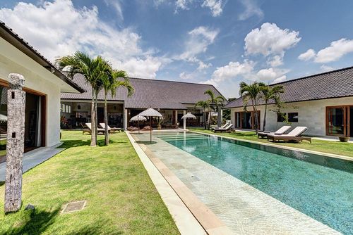 Abaca Complex Bellissima e lussuosa villa con piscina privata a Seminyak, Bali, Indonesia, per 32 persone. La villa si trova in una zona residenziale vicino alla spiaggia, a pochi passi da ristoranti, bar, negozi e supermercati, e a 1 km dalla spiaggia di Seminyak....