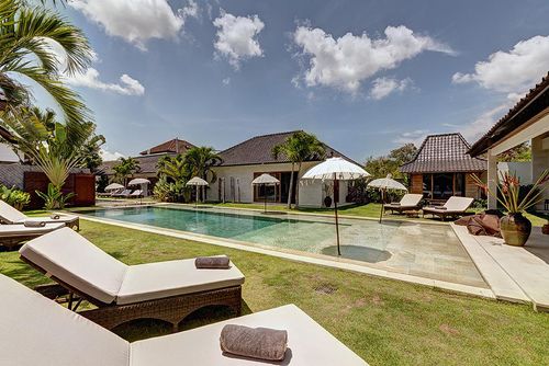 Abaca Complex Bellissima e lussuosa villa con piscina privata a Seminyak, Bali, Indonesia, per 32 persone. La villa si trova in una zona residenziale vicino alla spiaggia, a pochi passi da ristoranti, bar, negozi e supermercati, e a 1 km dalla spiaggia di Seminyak....