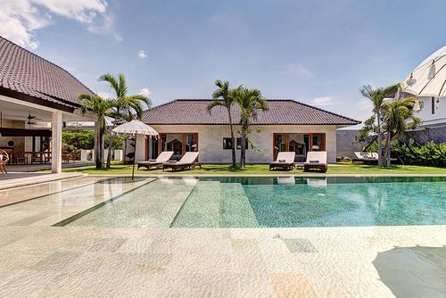 Abaca Complex Magnifique et luxueuse villa avec piscine privée à Seminyak, Bali, Indonésie, pouvant accueillir jusqu'à 32 personnes. La villa est située dans un quartier résidentiel en bord de mer, à proximité des restaurants, bars, boutiques et supermarchés, et à 1 km de la plage de Seminyak....