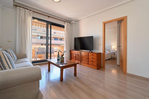 Jardines del Pueblo Schöne und komfortable Ferienwohnung mit Gemeinschaftspool in Xàbia, Costa Blanca, Spanien für 4 Personen. Die Wohnung befindet sich in einem Wohngebiet am Strand, in der Nähe von Restaurants und Bars, Geschäften und Supermärkten, 1 km vom Strand La Grava, Puerto, Xàbia und 1 km vom Mittelmeer, Xàbia entfernt....