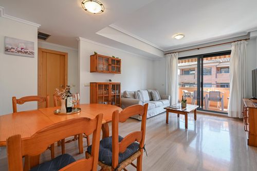 Jardines del Pueblo Schöne und komfortable Ferienwohnung mit Gemeinschaftspool in Jávea, Costa Blanca, Spanien für 4 Personen. Die Wohnung befindet sich in einem Wohnstrandgebiet, nahe zu Restaurants und Bars, Geschäften und Supermärkten, 1 km vom Strand La Grava, Puerto, Jávea und 1 km vom Mediterráneo, Jávea entfernt....