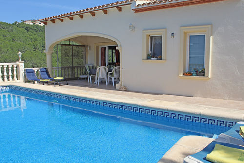 Monica Heerlijke en vrolijke villa met privézwembad in Moraira, Costa Blanca, Spanje voor 4 personen. Het huis is gelegen in een woonwijk en bevindt zich op 3 km van het strand La Ampolla Moraira....