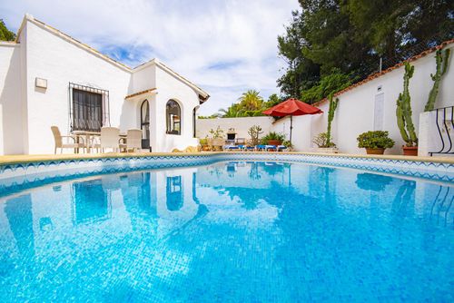 Villa Yvonne: Benissa, Costa Blanca, Spanje. Terras en zwembad, Ligbedden, Parkeerplaats en Buiten eethoek