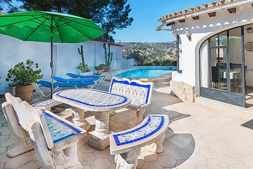 Yvonne Klassische und romantische Villa mit privatem Pool in Benissa, Costa Blanca, Spanien für 4 Personen. Das Haus befindet sich in einem hügeligen und wohnlichen Strandgebiet, 3 km von Cala Baladrar, Cala Punta Estrella (Benissa) und 4 km von Moraira entfernt....