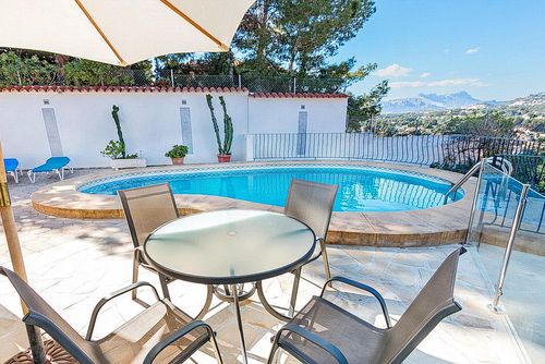 Yvonne Villa clásica y romántica con piscina privada en Benissa, Costa Blanca, España, para 4 personas. La casa está situada en una zona residencial y montañosa cerca de la playa, a 3 km de la playa Cala Baladrar y Cala Punta Estrella (Benissa) y a 4 km de Moraira....