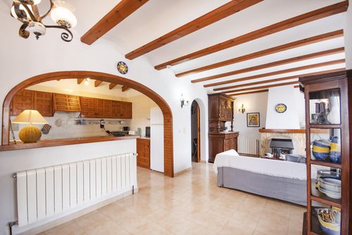 Yvonne Villa clásica y romántica con piscina privada en Benissa, Costa Blanca, España, para 4 personas. La casa está situada en una zona residencial y montañosa cerca de la playa, a 3 km de la playa Cala Baladrar y Cala Punta Estrella (Benissa) y a 4 km de Moraira....