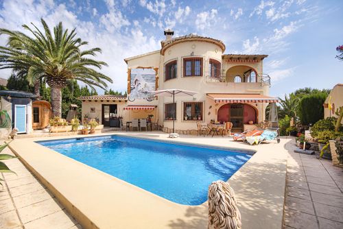 Lu - Holiday Rentals Villamar Villa avec piscine privée à Benissa, Costa Blanca, Espagne pour 4 personnes. La maison est située dans un quartier côtier, vallonné et résidentiel, à proximité de restaurants et de bars, de boutiques et de supermarchés, à 1 km de la plage de Cala Baladrar et à 4 km de Moraira....