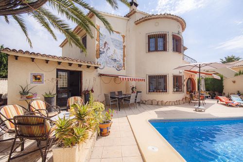 Lu - Holiday Rentals Villamar Villa con piscina privada en Benissa, Costa Blanca, España, para 4 personas. La casa está situada en una zona residencial costera y montañosa, cerca de restaurantes y bares, tiendas y supermercados, a 1 km de la playa Cala Baladrar y a 4 km de Moraira....