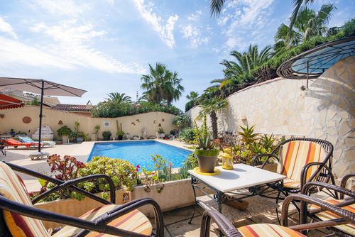 Lu - Holiday Rentals Villamar Villa mit privatem Pool in Benissa, Costa Blanca, Spanien für 4 Personen. Das Haus befindet sich in einer Küsten-, hügeligen und Wohngegend, in der Nähe von Restaurants und Bars, Geschäften und Supermärkten, 1 km vom Strand Cala Baladrar und 4 km von Moraira entfernt....
