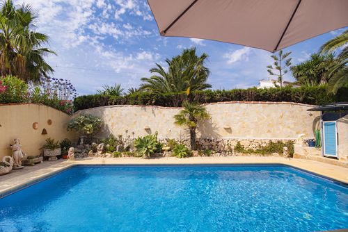 Lu - Holiday Rentals Villamar Villa avec piscine privée à Benissa, Costa Blanca, Espagne pour 4 personnes. La maison est située dans un quartier côtier, vallonné et résidentiel, à proximité de restaurants et de bars, de boutiques et de supermarchés, à 1 km de la plage de Cala Baladrar et à 4 km de Moraira....