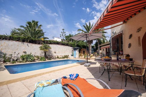 Lu - Holiday Rentals Villamar Villa avec piscine privée à Benissa, Costa Blanca, Espagne pour 4 personnes. La maison est située dans un quartier côtier, vallonné et résidentiel, à proximité de restaurants et de bars, de boutiques et de supermarchés, à 1 km de la plage de Cala Baladrar et à 4 km de Moraira....