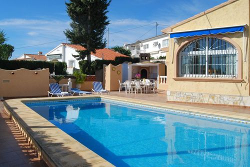 Dolores Hermosa y cómoda villa en Benissa, Costa Blanca, España, con piscina privada para 6 personas. La casa está situada en una zona costera y residencial y se encuentra a 2 km de la playa de La Fustera....